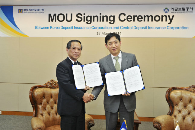中央存款保險公司董事長孫全玉（左）及韓國存款保險公司董事長暨總經理Mr. Joo Hyun Kim （右），代表雙方機構續簽合作備忘錄。