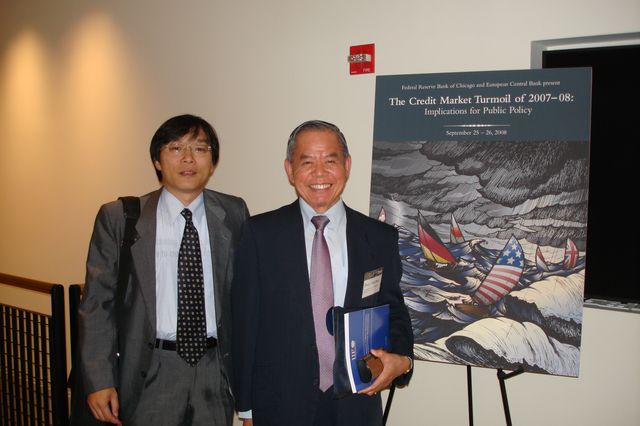 CDIC Chairman Fred Chen （right） and the Assistant Director Harrison Hwang of the International Relations and Research Office （left） at the conference.
