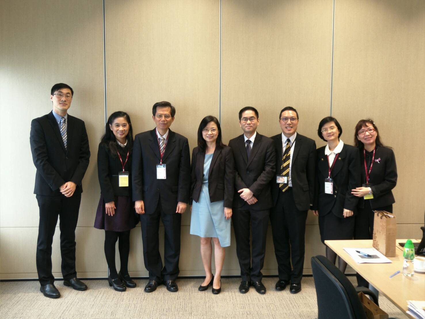 本公司副總經理蘇財源(前排左三)與HKDPB副總裁Ms. Anita Chan (前排左四)及雙方機構其他同仁合影。