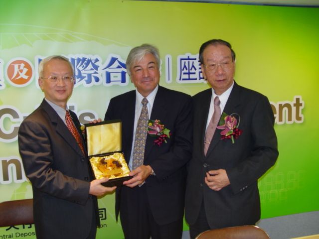 A group photo （from left to right）: Mr. Ray Beam Dawn, Chairman of CDIC, Mr. Jean Pierre Sabourin, Chairman of International Association of Deposit Insurers, IADI and CEO of Malaysia Deposit Insurance Corporation （MDIC） and Mr. Johnson Chen, President of CDIC.