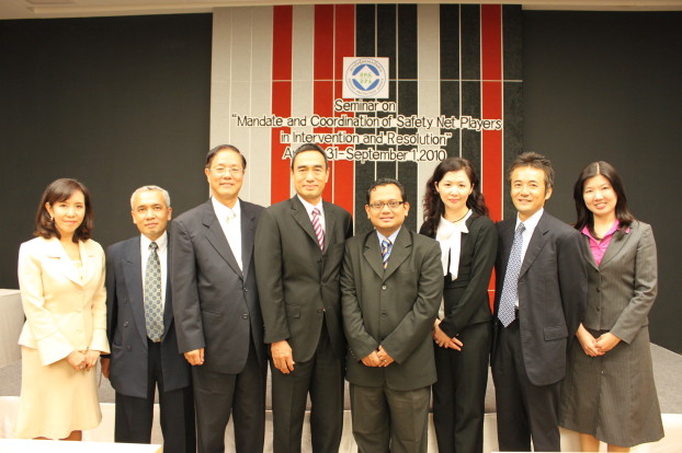本公司總經理王南華（左3）與主辦單位泰國存保公司總經理Mr. Singha Nikornpun（左4）、印尼存保公司保險處處長Mr. Poltak L. Tobing （左2）、日本存保公司資深經理Mr. Shinichi Sakai （右2）及其他存保機構代表合影。