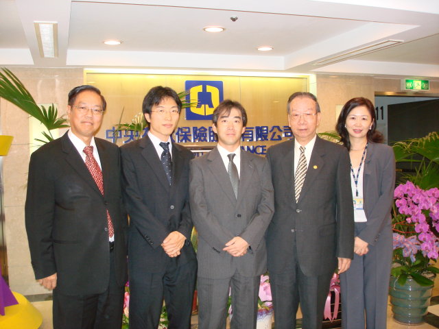 日本存款保險公司（DICJ）研究室主任Mr. Yutaka Nishigaki（中） 及其同仁Mr. Kazuaki Hara（左二）於95年10月17日～18日拜訪本公司，與本公司總經理陳戰勝（右二）、副總經理王南華（左一）及國際關係暨研究室副主任范以端（右一）合影。 