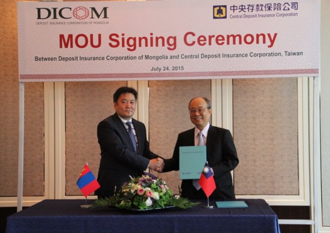 Photo of CDIC’s President Mr. Michael M. K. Lin （right） and DICOM’s C.E.O. Mr. Byadran Lkhagvasuren （left）.