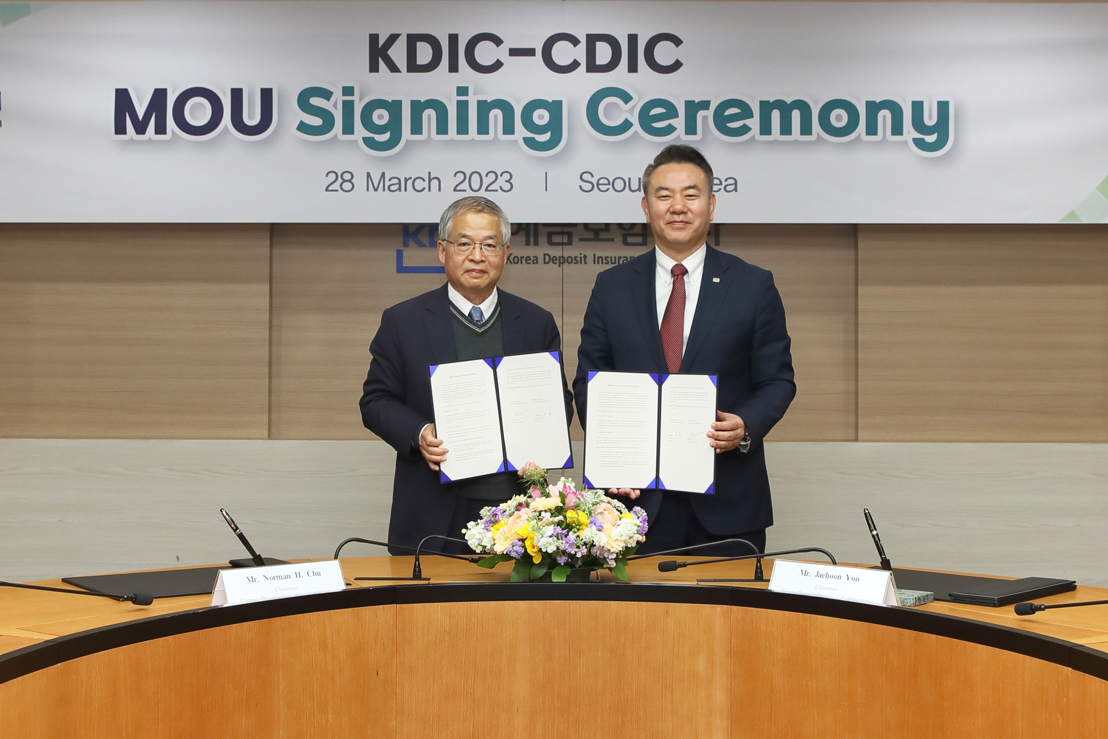 本公司董事長朱浩民（左）與韓國存款保險公司董事長暨總經理Mr.Jae Hoon Yoo（右）於112年3月28日代表雙方機構續簽合作備忘錄