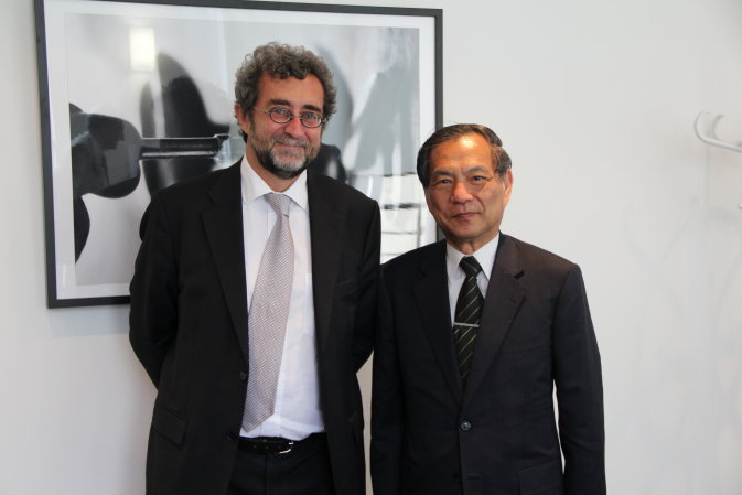 本公司董事長孫全玉（右）與法國存款保障及處理機構（FGDR）主席Mr. Thierry Dissaux （左） 合影。