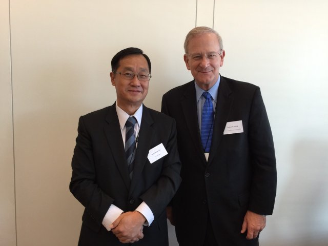 本公司董事長桂先農（左）與美國聯邦存款保險公司 （FDIC） 副主席 Mr. Thomas Hoenig（右）合影。 