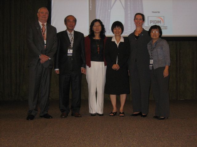 Group photo of CDIC EVP Mr. Robert Chen （2nd from the left）, MDIC General Manager of Policy and International Department Ms. Wai-Keen Lai （3rd from the right）, IADI Secretary General Mr. Don Inscoe （left）, FDIC Senior Advisor of International Affairs Office Mrs. Gail Verley （2nd from the right）, CDIC Director of Legal Affairs Office Mrs. Grace Lee （3rd from the left）, and CDIC Director of Resolution Department Mrs. Annie Jen （right）.