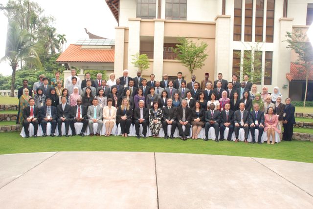 A group photo of participants: CDIC Executive Vice President Mr. Robert L.I.Chen （3rd from right）, MDIC Chief Executive Officer Mr.Jean Pierre Sabourin （8th from left） and SEACEN Director of Learning Design and Development Mrs.Lim Lai Hong （9th from left）.