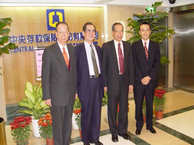 本公司總經理陳戰勝、Mr. Shinohara、董事長蔡進財及Mr. Sakai（由左至右）於本公司大廳合影。 