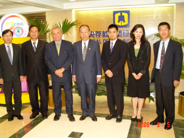 法商AXA保險集團總經理Mr. Guy Marcillat（左三）與行銷業務經理Mr. Masachika Nishiura（右三）於95年9月5日拜會本公司，由本公司總經理陳戰勝（中間）及相關同仁接待。