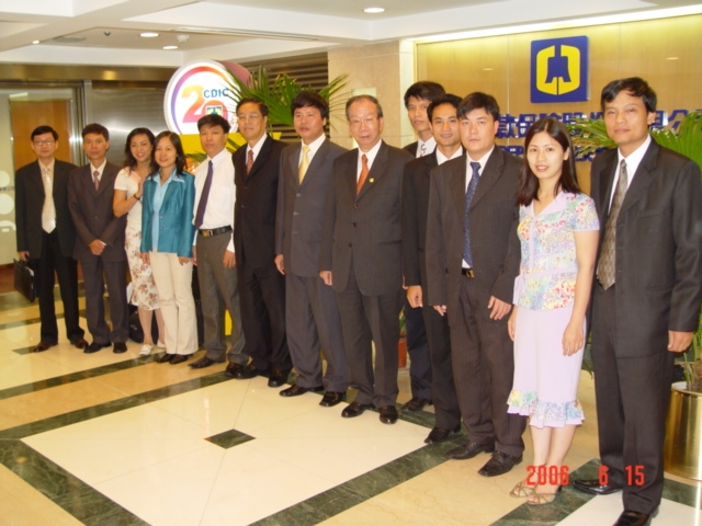 A group photo with Mr. Johnson Chen, President of CDIC Taiwan （6th from the right）, Mr. Howard Wang, EVP of CDIC Taiwan （6th from the left）, the head of delegation from Ministry of Finance （MOF）, Vietnam, Mr. Durong Thanh Hien, Deputy Director General of Debt and Asset Trading Corporation （middle） and other representatives from MOF, Vietnam.