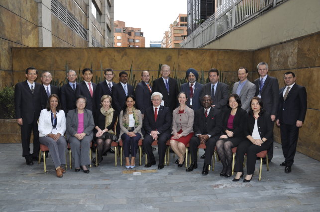 本公司副總經理蘇財源（第二排左1）參加IADI於104年3月中旬於哥倫比亞波哥大舉辦之第44屆執行理事會等系列會議，與IADI執行理事會主席Mr. Jerzy Pruski（第一排左5）及其他執行理事合影。