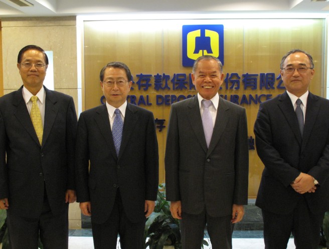 Photo of CDIC Chairman Fred Chen （2nd from the right） and President Howard Wang （left） as well as DICJ former Deputy Governor Mutsuo Hatano （2nd from the left） and DICJ Deputy Governor Hiroyuki Obata （right）.