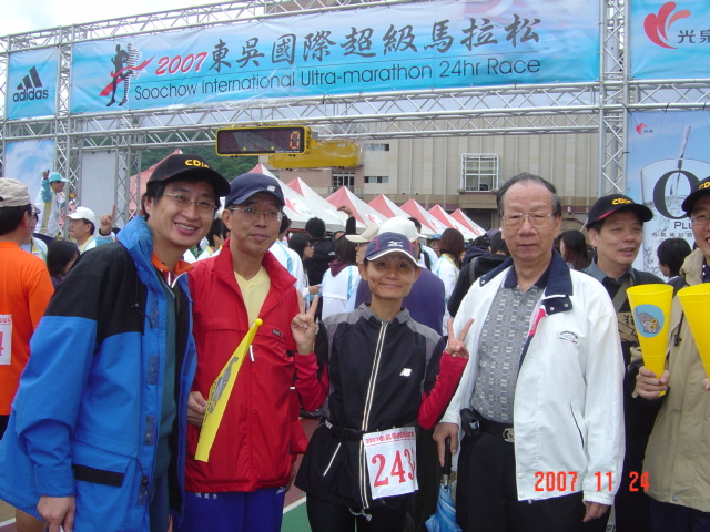 本公司參與東吳大學舉辦之「2007東吳國際超級馬拉松賽」活動，本公司員工戴秀妤小姐（右二）獲邀參加24小時馬拉松賽，本公司總經理陳戰勝（右一）也到現場為選手加油打氣。