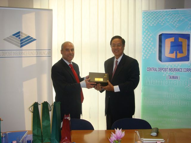 NDIF Managing Director Peter Szekacs（left）and CDIC President Howard Wang（right）．