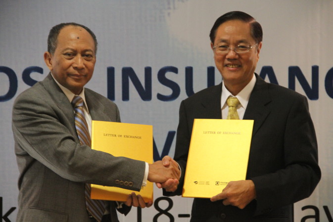 印尼存款保險公司董事長Mr. C. Heru Budiargo（左）及中央存款保險公司總經理王南華（右），代表雙方機構簽署交流意向書。