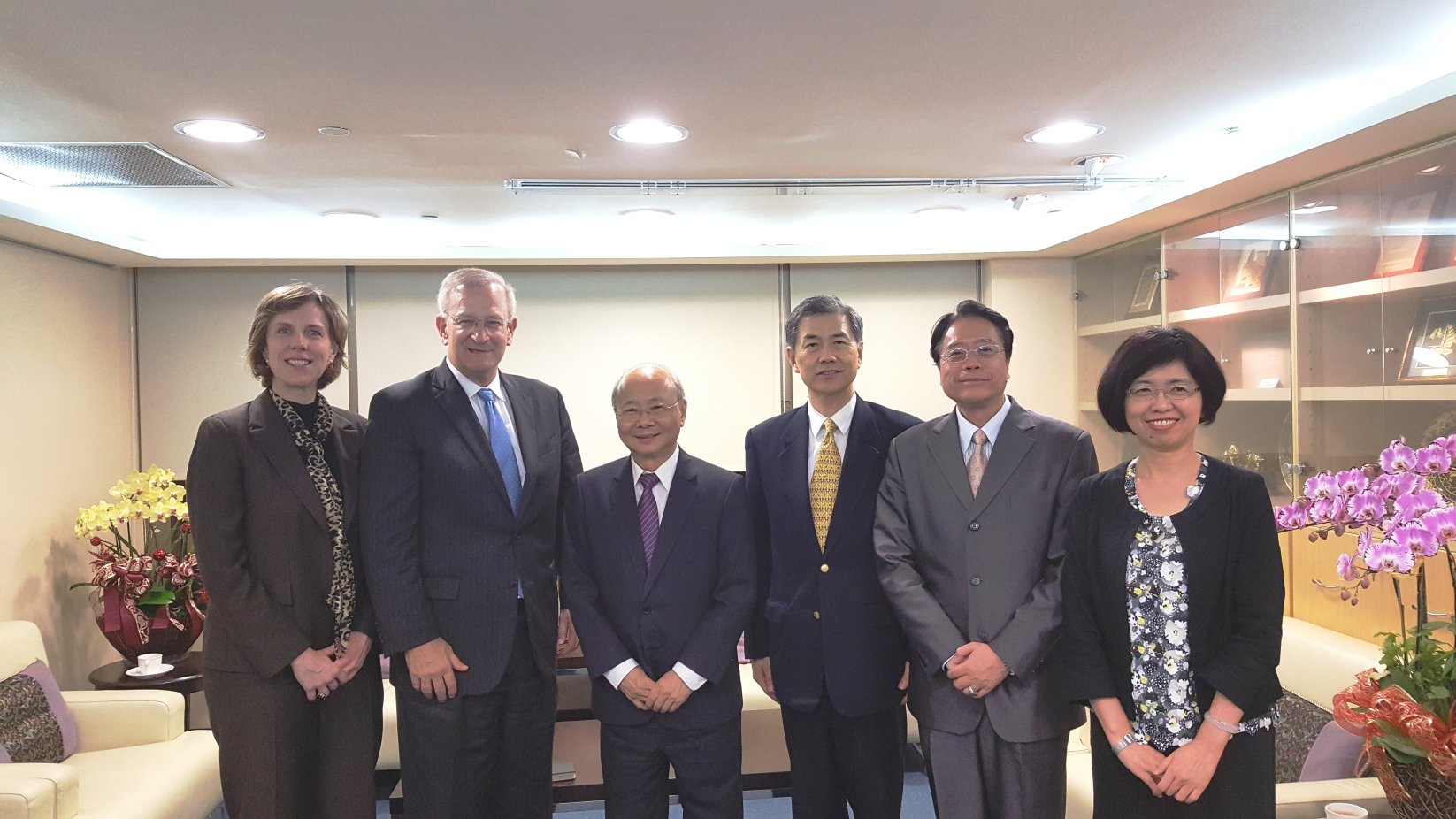 Group photo of CDIC Chairman Dr． Paul C．D． Lei （2nd from the right） together with Chair of Executive Council of IADI and Vice Chairman of FDIC Thomas M． Hoenig （2nd from the left），