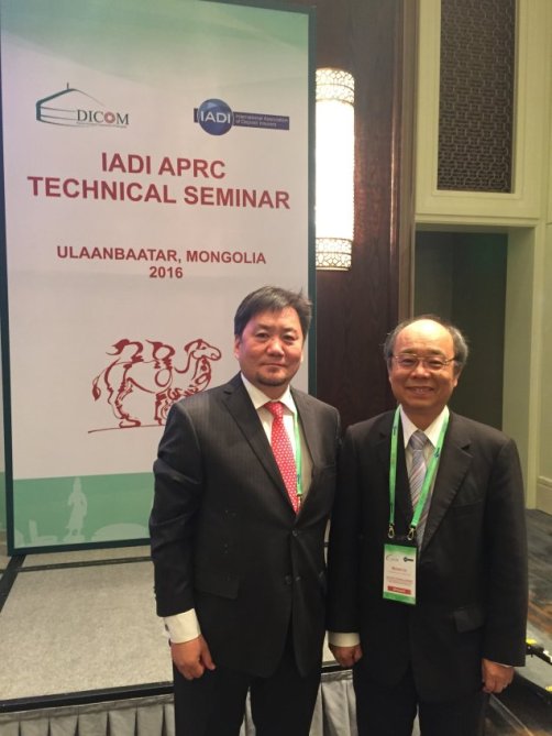 Photo of CDIC President Michael Lin （right） with the seminar host organization- DICOM CEO Lkhagvasuren Byadran. 