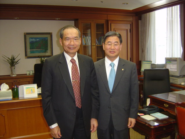 （From left to right） Mr． Chin-Tsair Tsay， Chairman of CDIC， Taiwan and Mr． Lee Sung-II， Senior Deputy Governor of BOK． 