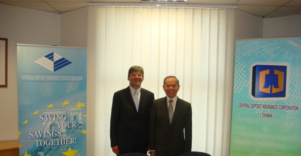 本公司董事長陳上程（右）與匈牙利存款保險機構（NDIF）執行長Dr. Andras Fekete-Gyor （左）合影。