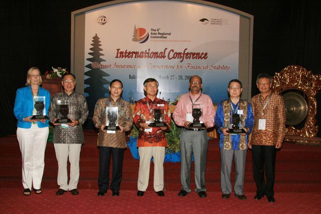 A group photo of all speakers in session 1 “Deposit Insurance & Small Banks”. CDIC Executive Vice President Mr. Lung -Cheng Pan （2nd from the left）