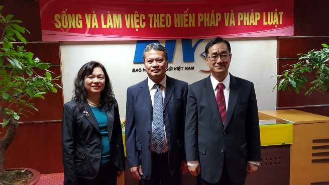 存保公司董事長桂先農（右一）、金管會銀行局副局長呂蕙容（左一）與越南存款 保險機構董事長Mr. Nguyen Quang Huy（中間）合影。 