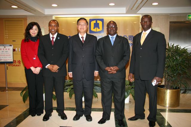 奈及利亞存款保險公司賠付清理處副處長 Mr. Adedapo Akintayo Adeleke （左2）、資產管理處助理處長Mr. Ayuba Nicholas Ibrahim （右2）、賠付清理處資深經理Mr. Rasaac Ayoade Oladimeji （右1）與本公司總經理王南華（中）合影。