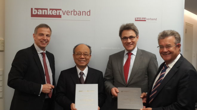 中央存款保險公司總經理林銘寬（左二）與德國銀行公會存款保障機構（AGB）及德國民營銀行法定賠償機構（EdB）代表Mr. Andreas Krautscheid（左一）, Mr. Dirk Cupei（右二）、Mr. Jorgen Bang （右一）於民國103年12月5日代表雙方機構於德國柏林簽署合作備忘錄。