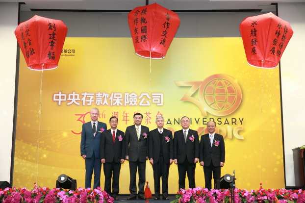 During the ”Sky Lantern Prayer for Blessings” ceremony at the 30th Anniversary Ceremony, best wishes for the development of Taiwan’s financial industry were written on the lanterns by Financial Supervisory Commission Chairman Ming-Chung Tseng （3rd from the left）, Central Bank Deputy Governor Chin-Long Yang （3rd from the right）, representative of the IADI President Mariusz Mastalerz （1st from the left）, APRC Chairperson Hiroyuki Obata （2nd from the right）, and CDIC Chairman Hsien-Nung Kuei （2nd from the left） and President Michael M.K. Lin （1st from the right）. 