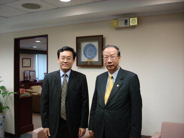 越南存款保險機構（Deposit Insurance of Vietnam）副總經理Mr. Nguyen Dinh Luu（左）及本公司總經理陳戰勝（右）。