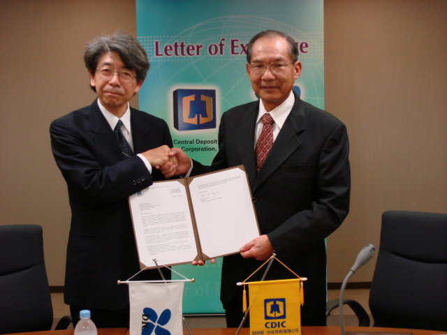 日本存款保險公司總裁永田俊一（左） 與本公司蔡董事長進財（右），代表雙方機構於95年8月30日假日本東京簽署合作交流意向書（Letter of Exchange），正式建立雙邊合作關係。