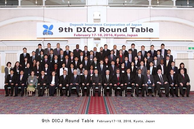 中央存款保險公司董事長桂先農（前排右5）於105年2月中旬赴日本京都參加日本存款保險公司（DICJ）舉辦之第9屆圓桌會議，與DICJ理事長Mr. Katsunori Mikuniya（前排右9）、副理事長Hiroyuki Obata （前排左8）及全體與會代表合影。