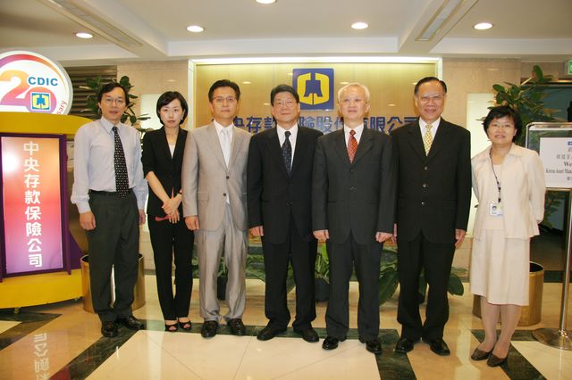 Group Photo （from left to right）: Mr. Harrison Hwang, Assistant Director of Int’l Relations & Research Office, CDIC （Taiwan）, Ms. Yun-Jung Son, Assistant Manager of Invest Team, KAMCO （Korea）, Mr. Jin-Man Kim, Team Head of Invest Team, KAMCO （Korea）, and Mr. Yong-Suk Suh, General Manager of Int’l Business Dept., KAMCO （Korea）, Mr. Ray-Beam Dawn, Chairman, CDIC （Taiwan）, Mr. L.C. Pan, Executive Vice President, CDIC （Taiwan）, and Ms. Annie Jen, Deputy Director of Resolution Dept., CDIC （Taiwan）.
