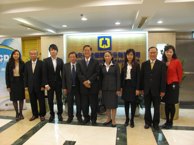 本公司總經理王南華（右五）與越南存款保險公司東北區分公司處長Ms. Vu Thi Tram （右四）及雙方代表共同合影。