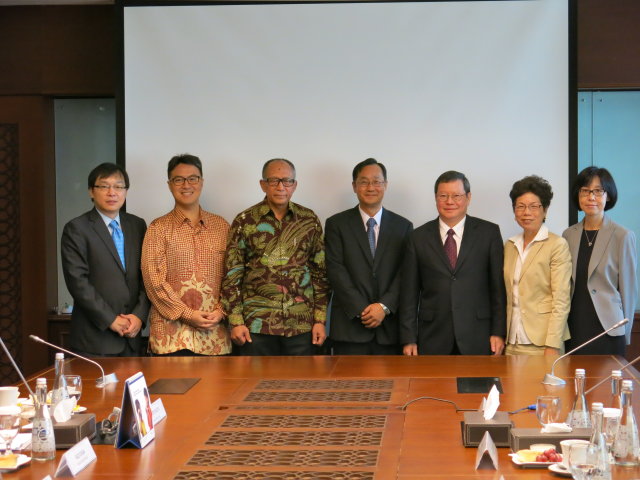 CDIC Chairman Hsien-Nung Kuei （4th from the right）, Executive Vice President Anita Chou （2nd from the right） and International Relations and Research Office Deputy Director Harrison Hwang （1st from left） together with the Director-General of the Banking Bureau of FSC Austin Chan （3rd from the right） and Director Tsui-Wen Hsu （1st from the right） to paid a visit to IDIC in August 2015. The delegation was received by IDIC Chairman C. Heru Budiargo （3rd from the left） and Acting CEO Fauzi Ichsan （2nd from the left）.