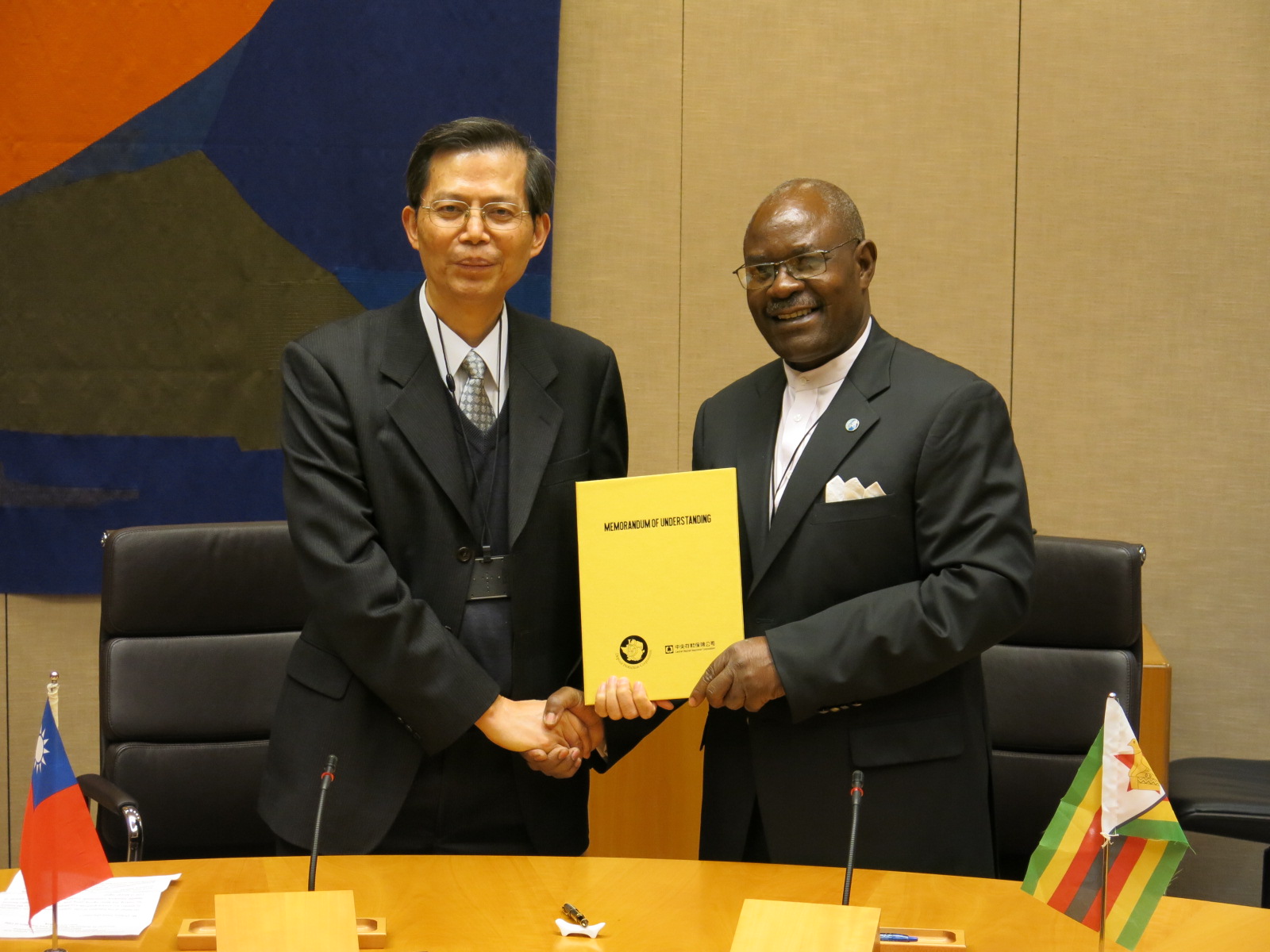 本公司副總經理蘇財源（左）及辛巴威存款保險機構執行長John M. Chikura（右）代表雙方機構於民國107年2月2日假瑞士巴賽爾進行MOU簽署儀式