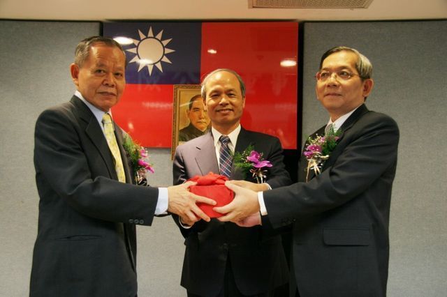 CDIC held the handing-over ceremony between the outgoing Chairman Teng-Cheng Liu （Right） and the new Chairman Mr． Fred S．C． Chen （Left）． Deputy Minister of Ministry of Finance， Mr．Sheng-Ford Chang （Center）， officiated during the ceremony on July 10， 2008．