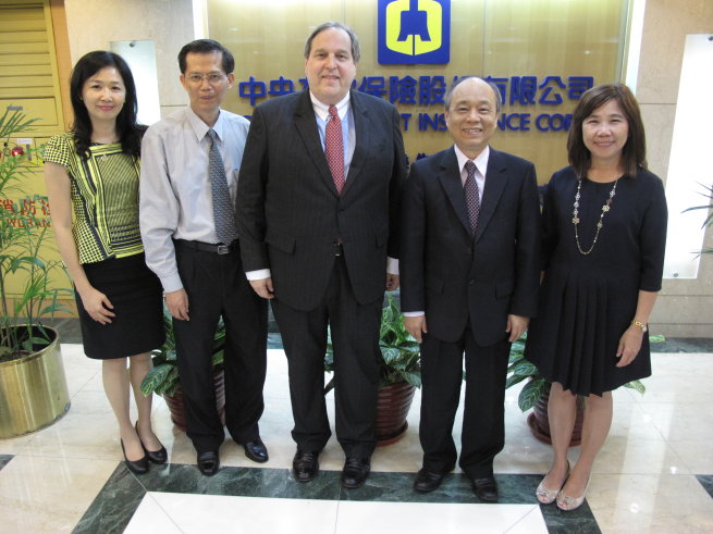 Group photo of the Advisor of the SEACEN Centre Mr. Michael Joseph Zamorski （middle）, Assistant Director Ms. Christina Pan of Financial Inspection Department of the Central Bank of the Republic of China （Taiwan） （1st from the right）, together with CDIC President Michael Lin （2nd from the right）, Executive Vice President William Su （2nd from the left） and International Relations and Research Office Director Yvonne Fan （1st from the left）.