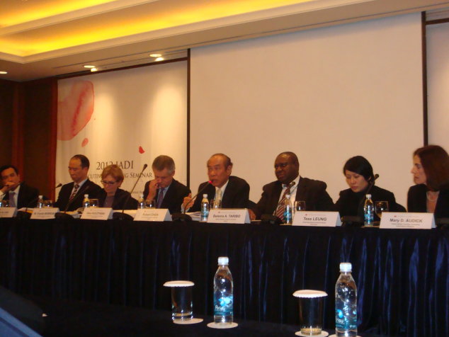 CDIC Executive Vice President Robert L.I. Chen （4th from right） with other speakers in the open panel discussion.