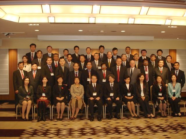 本公司國際關係暨研究室副主任范以端（前排右3）赴日參加日本存款保險公司（DICJ）舉辦之第二屆圓桌會議，與DICJ總裁Shunichi Nagata（前排右5）、副總裁Mutsuo Hatano（前排左5）及全體與會代表合影。 