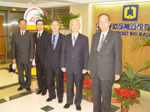 Group Photos: Dr. Naoyuki Yoshino, Professor of Economics, Keio University of Japan （3rd from the right）, Dr. Ray-Beam Dawn, Chairman of CDIC （2nd from the right）, and Johnson Chen, President of CDIC （First from the right）.