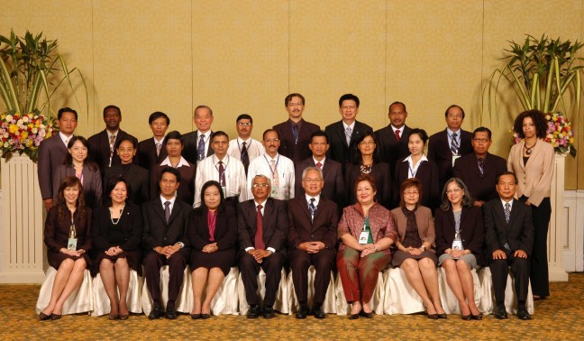 本公司董事長陳上程（3排左4）於98年7月下旬參加東南亞國家中央銀行總裁 聯合會（SEACEN）舉辦之第11屆亞太經濟體監理機關首長會議，與會代表合影。