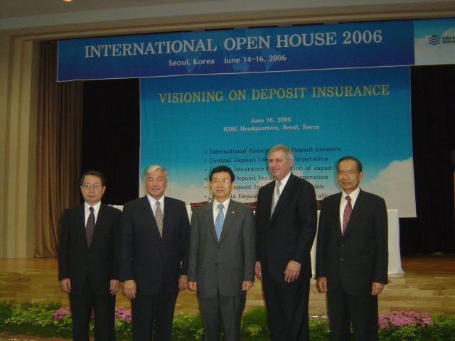 本公司董事長蔡進財赴韓國參加KDIC10週年慶暨國際研討會，並於活動期間發表台灣存款保險制度的願景。 來賓合影（從左至右）: 日本存款保險公司（JDIC）副總裁Mutsuo Hatano、國際存款保險組織（IADI）主席Jean Pierre Sabourin、韓國存款保險公司（KDIC）董事長Jang Bong Choi、美國聯邦存款保險公司（FDIC）副董事長Martin J. Gruenberg、中央存保董事長蔡進財。