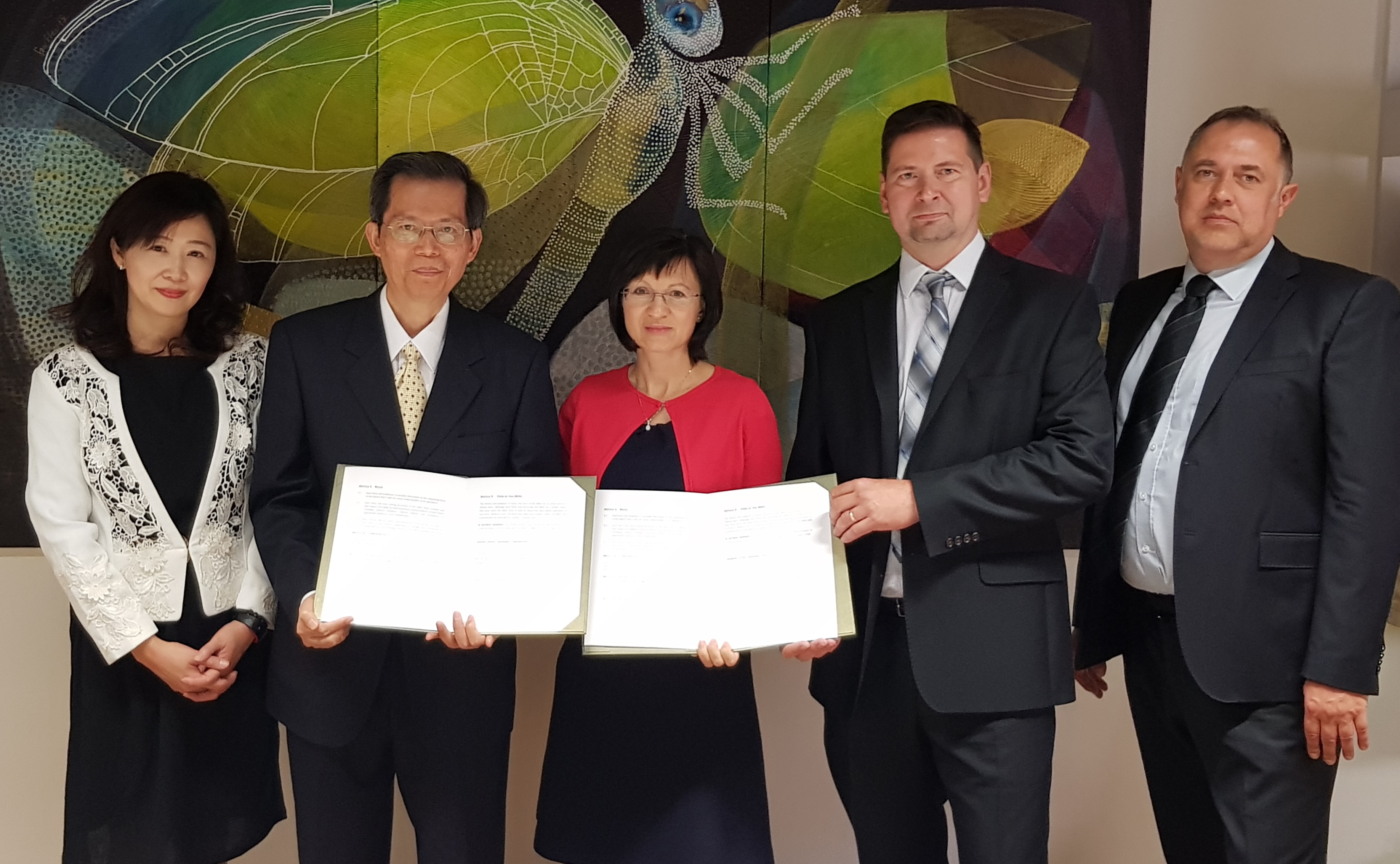 Group photo of CDIC Executive Vice President Mr. William Su (left 2), Director of International Relations and Research Department, Yvonne Fan (left 1), and FMGS Chairperson of the Managing Board and Managing Director Mrs. Renata Kadlecova (centre), Management Board Member and Chief Legal Manager Mr. Tomas Hejduk, (right 2), Management Board Member Mr. Roman Kahanek (right 1)