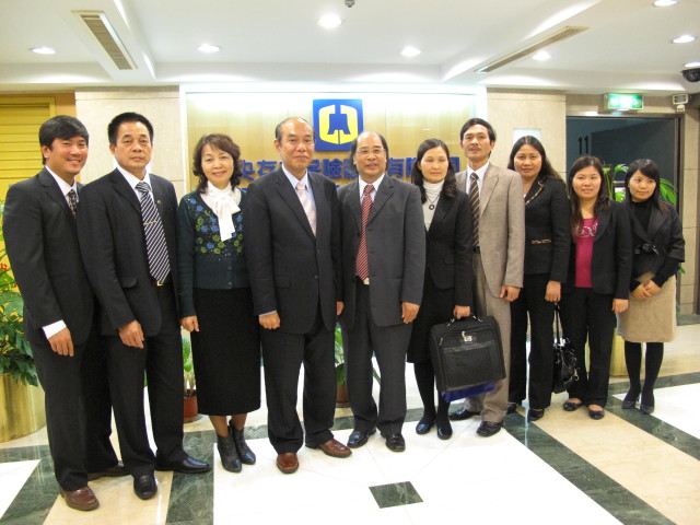 越南銀行監督檢查署於99年1月19日至本公司訪問，本公司副總經理陳聯一（左四）與該署副總檢查長黃廷勝（左五）及其他隨行來賓合影。
