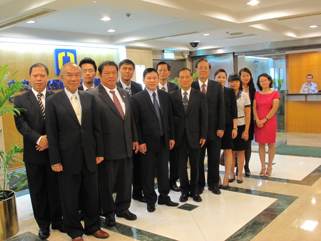 Group photo of the delegation of the Deposit Insurance of Vietnam led by Mr. Nguyen Manh Dung, Director of FSMIMS Project Implementing Unit （6th from the left）, CDIC Chairman David Sun （6th from the right）, President Howard Wang （5th from the right）, Executive Vice Presidents Robert Chen（2rd from the left） and William Su（7th from the right）.